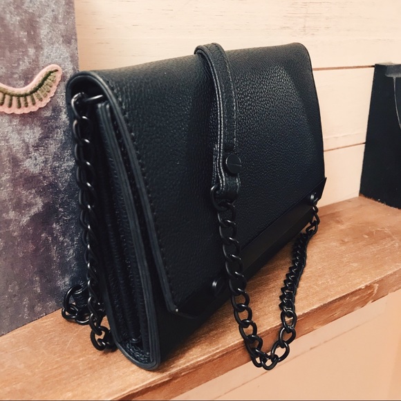 Black clutch bag with petite metallic chain - Picture 3 of 5